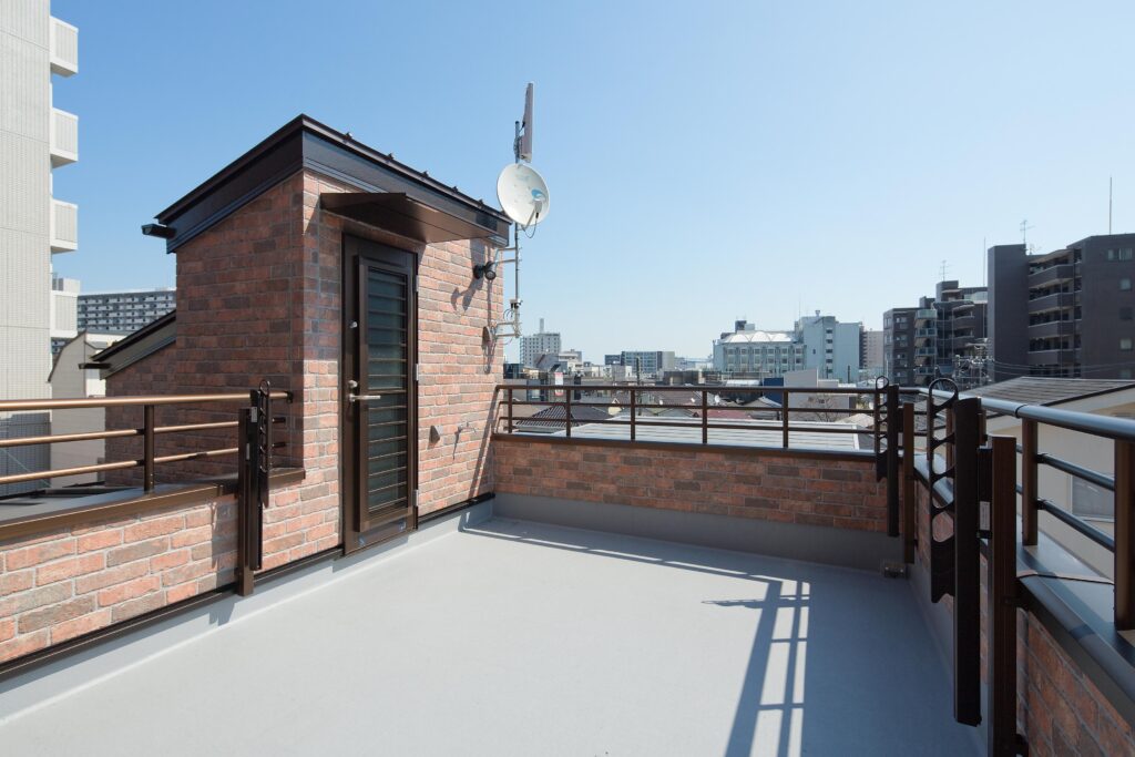 洗濯物を干すスペースとしてはもちろん、寛ぎの場としても楽しめる屋上を設置。
