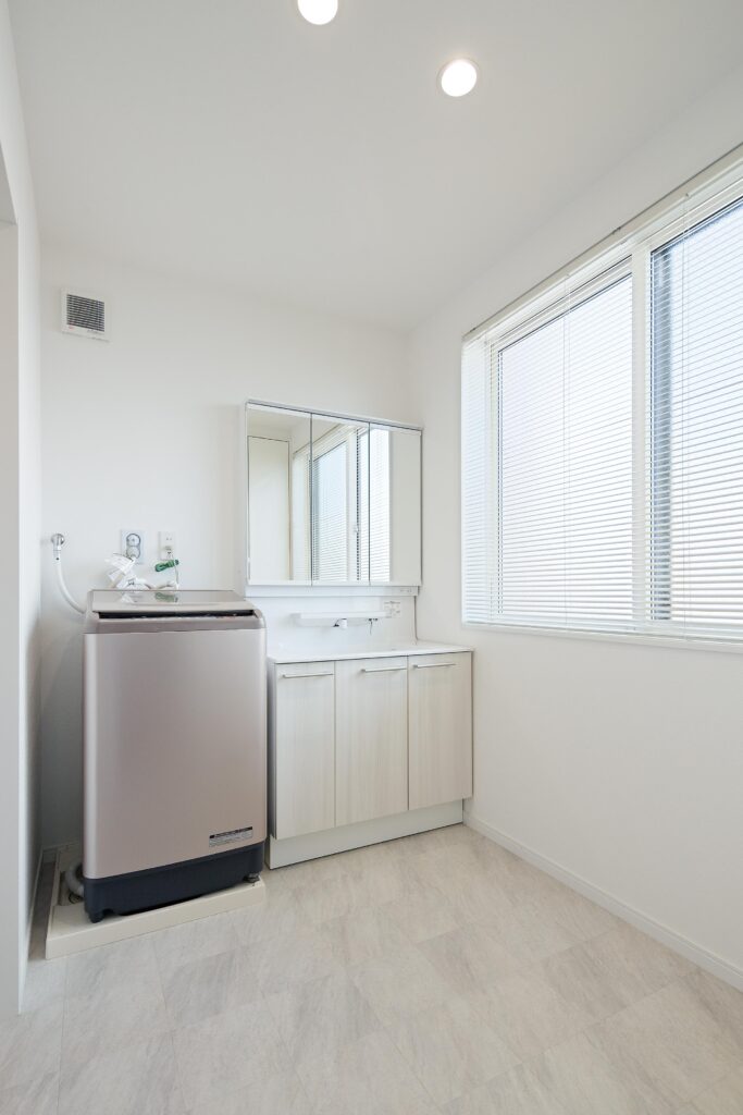 3階に設けた洗面。ここで洗濯をしてすぐに屋上に干せる便利な動線を採用している。
