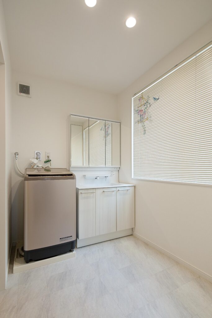 3階に設けた洗面。ここで洗濯をしてすぐに屋上に干せる便利な動線を採用している。