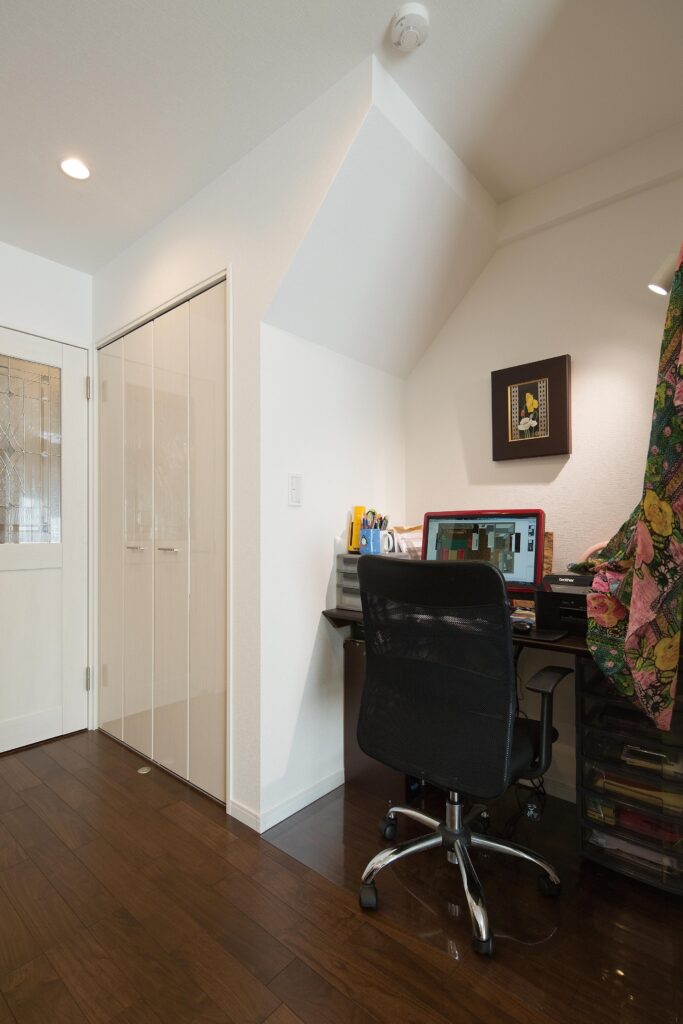 リビングに一角には仕事スペースを。