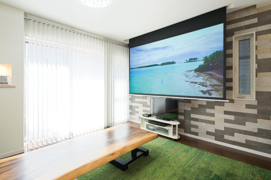 手話サロンを行う際に大活躍するホームシアター。スクリーンは100インチ。