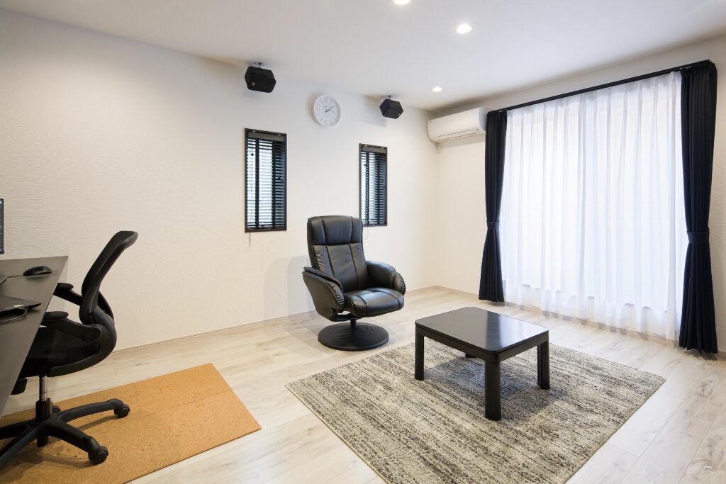 配線を天井に埋め込み、臨場感溢れる音響効果を楽しめる5.1サラウンドシステムがこだわり!配線が見えないのですっきりしている。