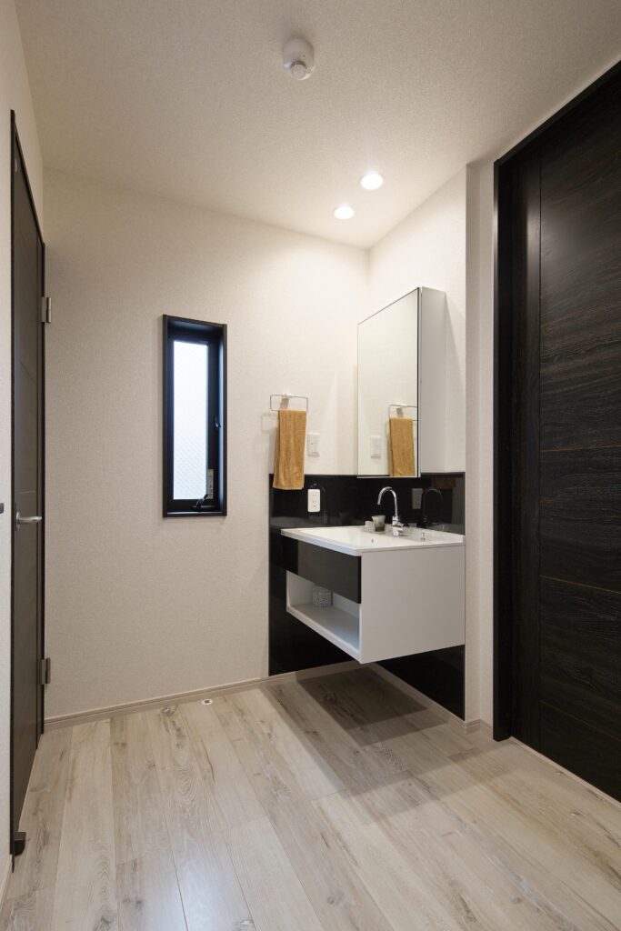 2階にはF様専用の洗面を設置。右隣の引戸の奥には4畳の納戸を設置している。