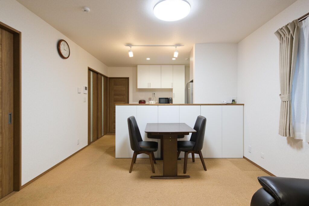 1階親世帯LDK。オープンなキッチンで、家族の会話も弾む。キッチンから寝室に行ける便利な動線も確保。