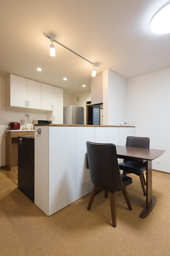 1階親世帯LDK。オープンなキッチンで、家族の会話も弾む。キッチンから寝室に行ける便利な動線も確保。