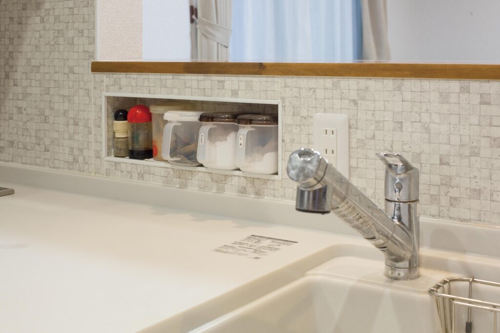 キッチンの前には調味料のためのスパイスボックスを。