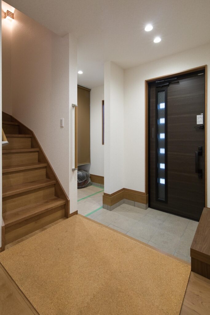 広々とした玄関には靴はもちろん、様々なモノをしまうことができる玄関収納を設けた。