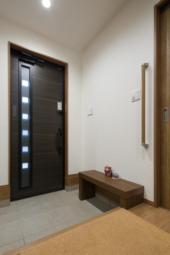 靴の脱ぎ履ぎをラクにするベンチを設置した玄関。