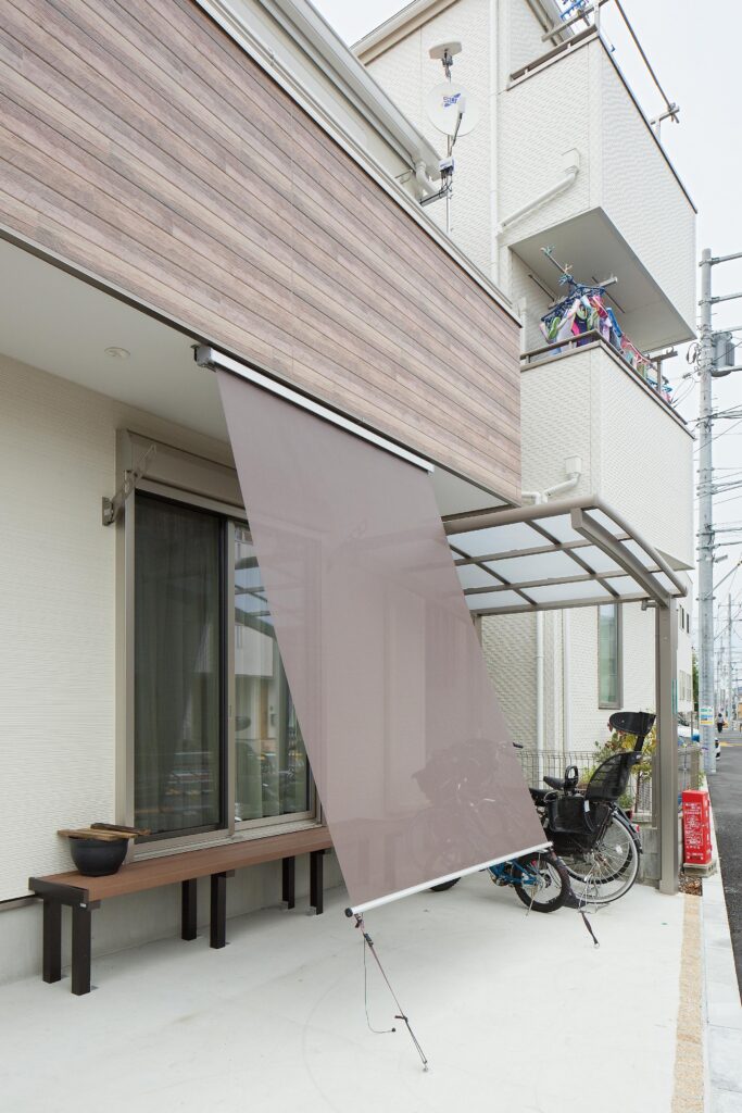「道路に面しているから視線が気になる!」をオーニングで解消。「夏はオーニングの下に子どもプールを置いて、水遊びを楽しんでいます」