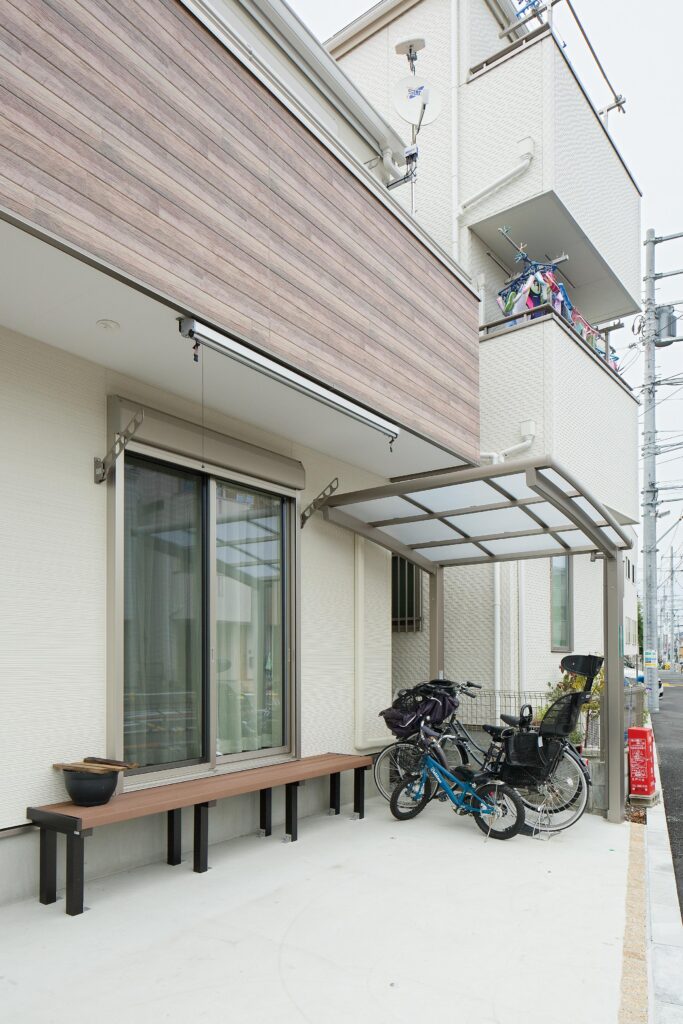 「道路に面しているから視線が気になる!」をオーニングで解消。「夏はオーニングの下に子どもプールを置いて、水遊びを楽しんでいます」