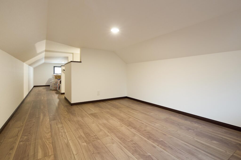 収納やお子様の遊び場として広いスペースを確保した小屋裏窓を設けて明るい空間に。床は標準仕様のウォルナット系のフローリングでナチュラルな雰囲気に。