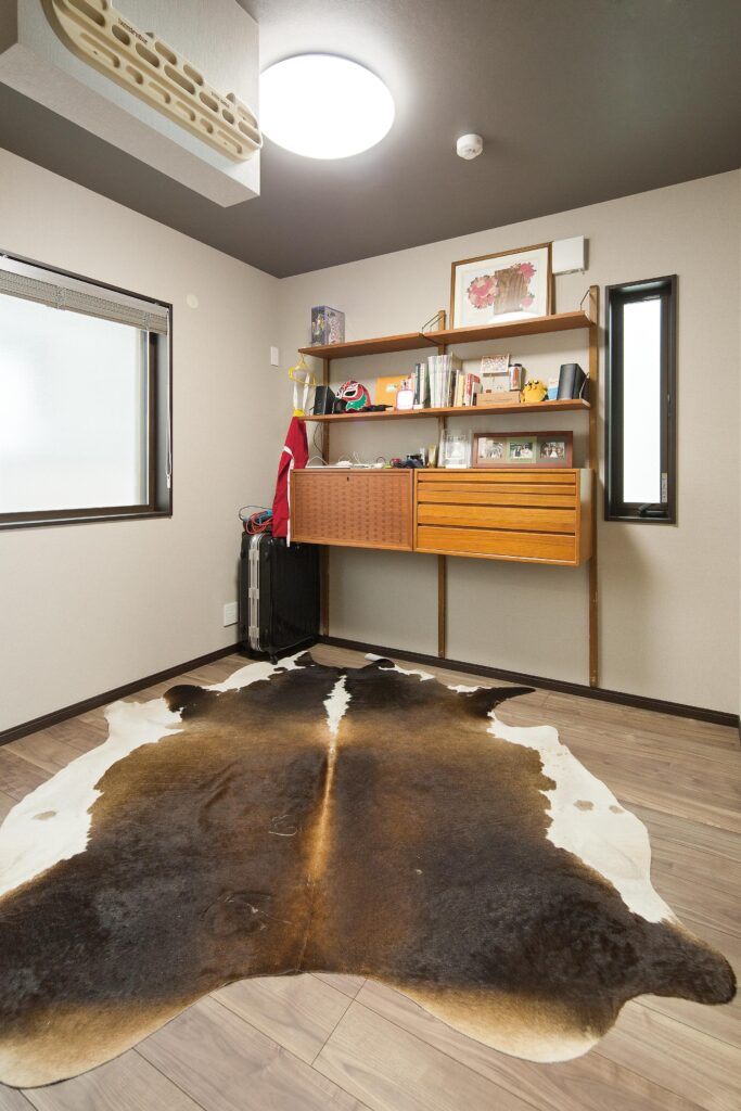 クライミングのトレーニングができる!「毎日、鍛えています」こだわりのフィンガーボードやアンティークの家具をさり気なく置いた書斎。