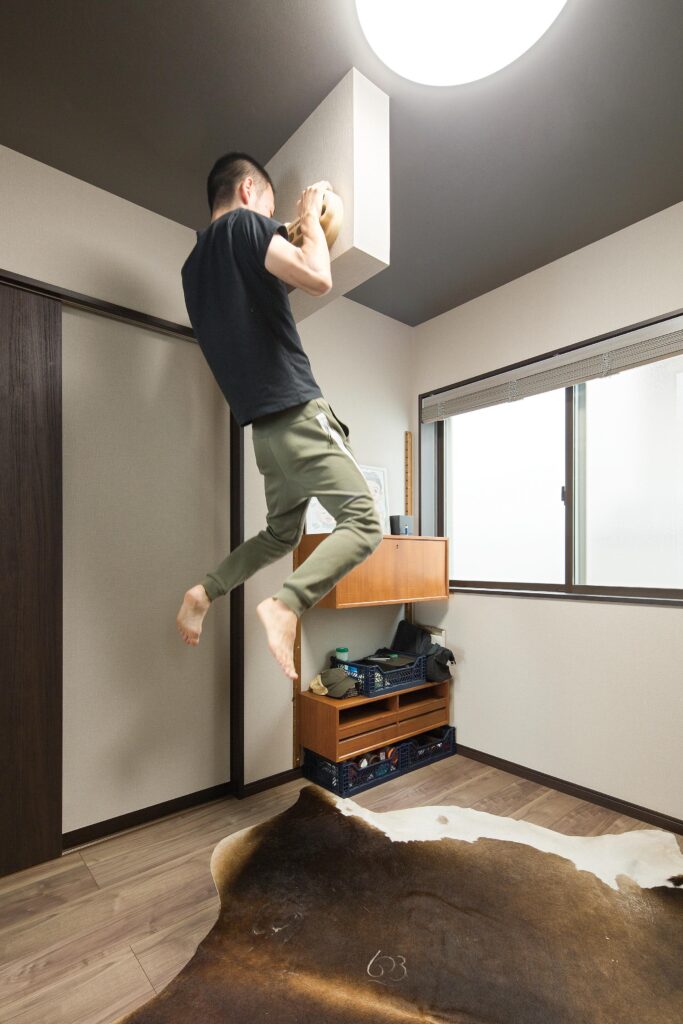 クライミングのトレーニングができる!「毎日、鍛えています」こだわりのフィンガーボードやアンティークの家具をさり気なく置いた書斎。