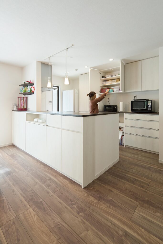 キッチンの前面及び背面収納は 造作仕上げ。モノをたっぷりと しまうことができる。