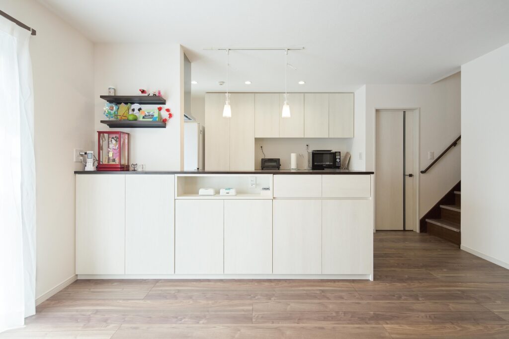 キッチンの前面及び背面収納は 造作仕上げ。モノをたっぷりと しまうことができる。