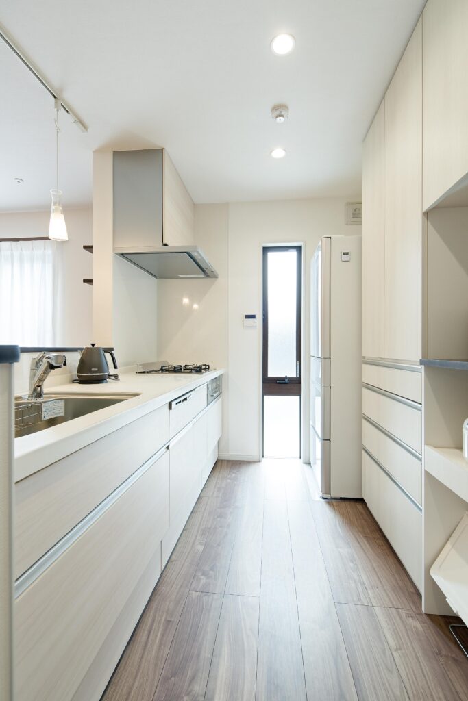 キッチンの前面及び背面収納は 造作仕上げ。モノをたっぷりと しまうことができる。