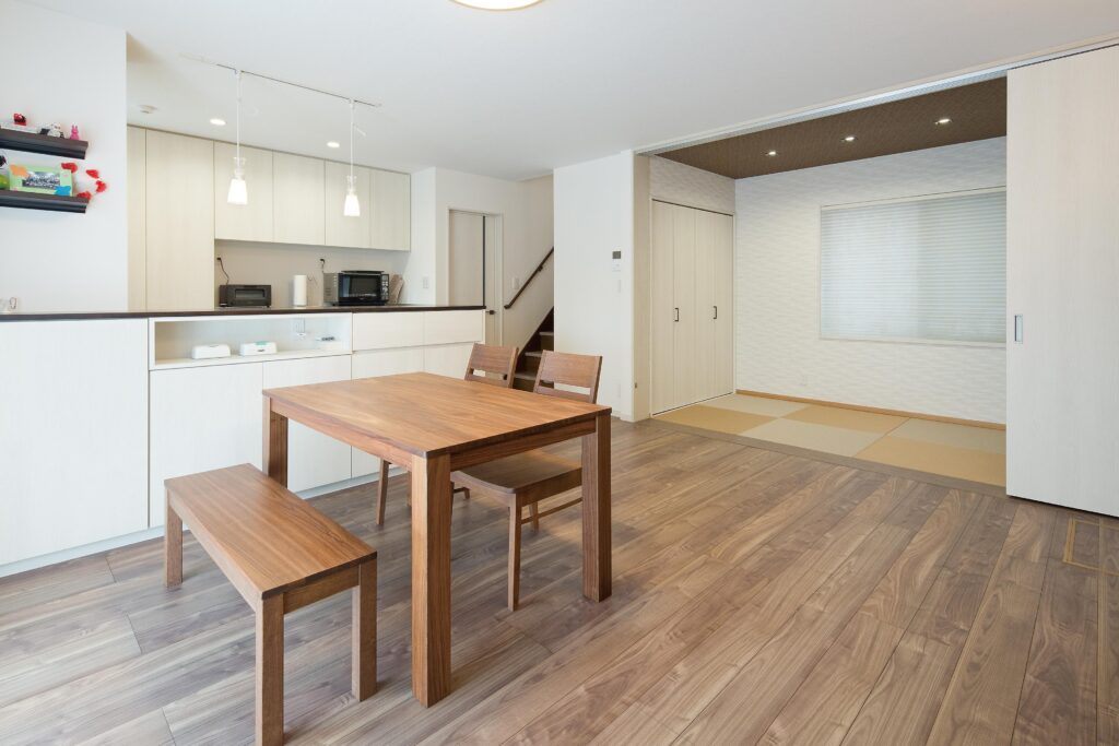 キッチンからリビングダイニングはもちろん、和室など空間全体を見渡せる間取り。