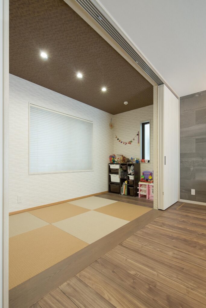 リビングからつながる和室は、子どもの遊び場や家族のくつろぎスペースにぴったり。畳のやさしさが暮らしに心地よさを添えます。