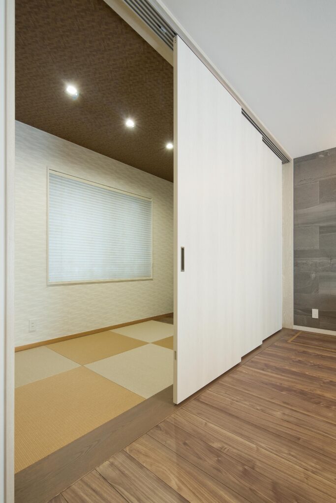 リビングからつながる和室は、子どもの遊び場や家族のくつろぎスペースにぴったり。畳のやさしさが暮らしに心地よさを添えます。