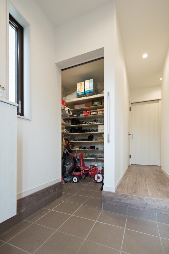 靴以外にもいろいろ仕舞える土間収納は、ロールスクリーンで目隠しできてすっきり!