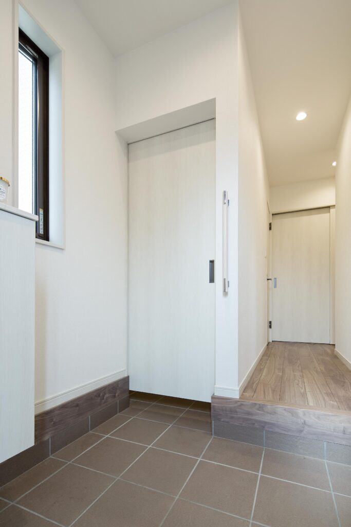 靴以外にもいろいろ仕舞える土間収納は、ロールスクリーンで目隠しできてすっきり!