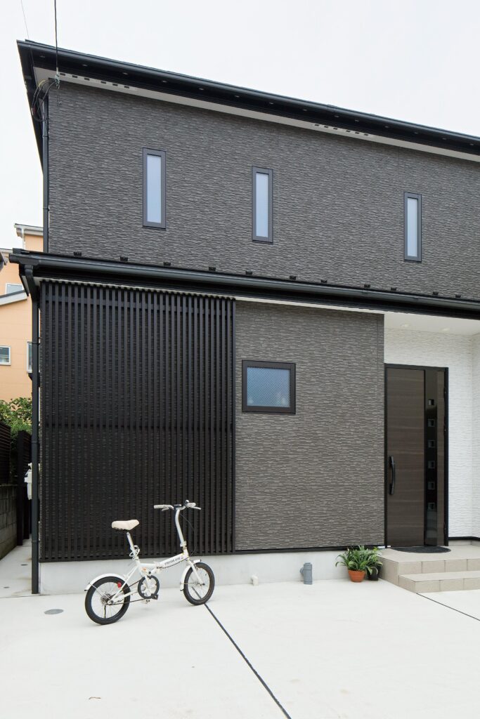 外観もダークなカラーでコーディネート。左側に設けたブラックの格子が外観を引き締めている。